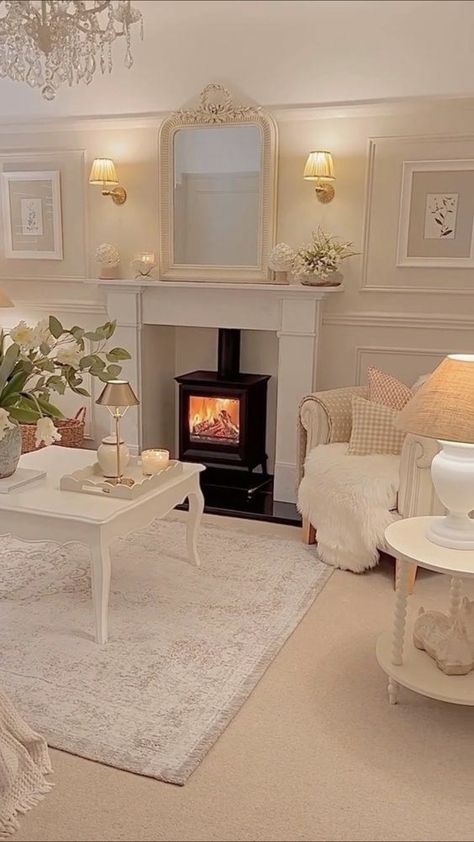 Cottage Interior Design Living Room, Fireplace Wall Decor Ideas, Living Room Decor White, Pretty Lounge, Salons Cottage, Vintage Home Decor Ideas, Ivory Living Room, Paintings Wall Decor, Pretty Living Room