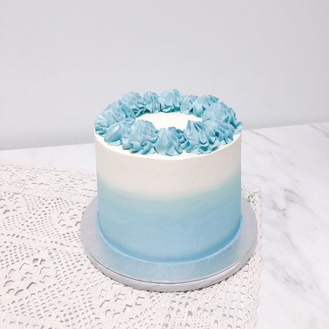 Blue Ombre Cake Ideas, Simple Cake Designs Blue, Blue And White Cake Ideas, Ombré Blue Cake, Simple Blue And White Cake, Blue And White Ombre Cake, Blue And White Smash Cake, Baby Blue Cake Birthday, Light Blue Cake Birthday