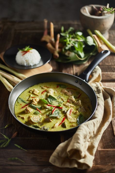 Spicy Green Curry Recipes Thai, Green Curry Beef Thai, Authentic Thai Green Curry Recipe, Thai Curry Authentic, Thai Curry Food Photography, Green Beef Curry, Thai Curry Green, Chicken Green Curry Recipe, Thai Green Curry Recipe Chicken