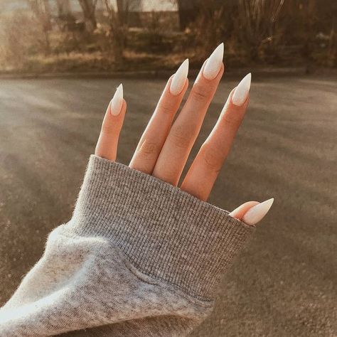 Simple Stiletto Nails, Short Stiletto Nails, White Stiletto Nails, Kylie Nails, Acrylic Nails Stiletto, Stiletto Nails Short, Stilleto Nails Designs, Short Stiletto, White Glitter Nails