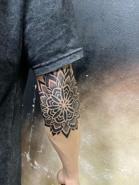 Mandala Geometric Tattoo, Geometric Tattoo Hand, Mandala Arm Tattoos, Tato Mandala, Mandala Tattoo Men, Small Mandala Tattoo, Mandela Tattoo, Geometric Tattoo Sleeve Designs, Mandala Tattoo Sleeve