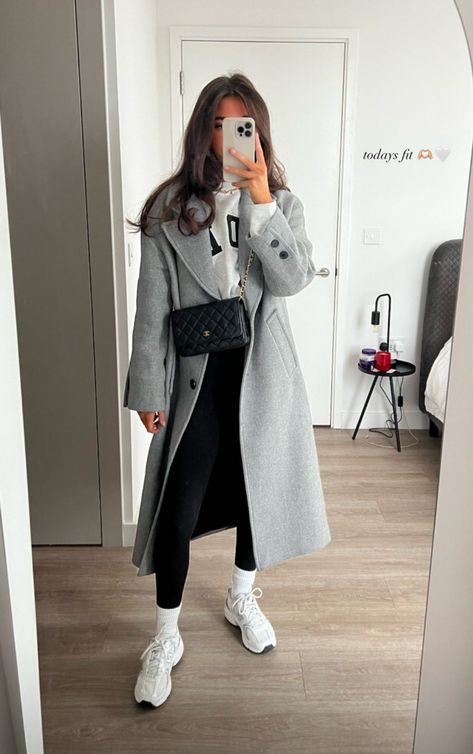 Spain Winter, Mantel Outfit, Nyc Winter Outfits, Ny Outfits, Nyc Outfits, New York Outfits, Fall Closet, Europe Outfits, Winter Fashion Outfits Casual