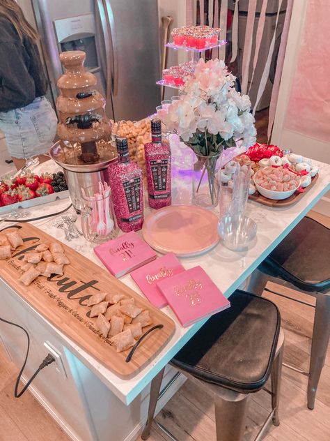 Apartment Bday Decorations, 21st Birthday Home Party Ideas, Places To Go For A Birthday Party, 21st Birthday Ideas Food, 21st Birthday Ideas Pink And Gold, 21st Birthday Airbnb Ideas, 21 Birthday Food Ideas, 21 Birthday Set Up, 21st Birthday Snacks