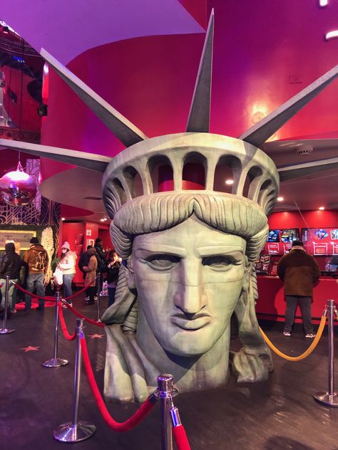 madame tussauds 11/27 Madame Tussauds New York, Madame Tussauds Nyc, Bar Interior Design, Feed Insta, Madame Tussauds, New York City Travel, Bar Interior, Lady Liberty, Nova York