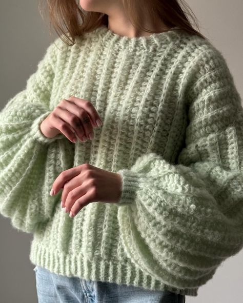 Crocheted Sweaters For Women, Crochet Top For Winter, Patterned Crochet Sweater, Knitted Sweaters Diy, Crochet Cozy Sweater, Cool Crochet Outfits, Crochet Ribbing For Sweater, Diy Knitted Sweater, Ribbed Crochet Sweater