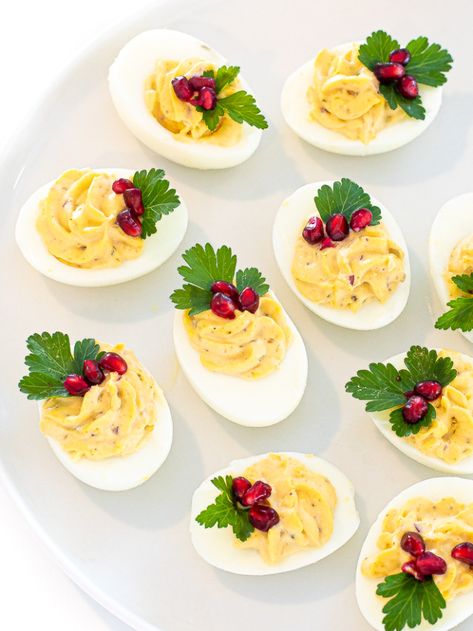 Christmas Platters Ideas, Christmas Deviled Eggs, Christmas Platters, Christmas Nibbles, Christmas Meat, Christmas Canapes, Christmas Finger Foods, Chef Savvy, Devilled Eggs