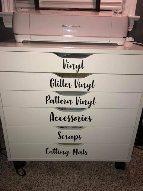 Silhouette Cameo Office Setup, How To Organize Crafts In A Small Space, Circuit Room Organization, Cricut Area Organization, Sublimation Room Ideas, Small Cricut Workspace Ideas, Cricut Craft Room Ideas On A Budget, Craft Room Ideas Cricut, Home Craft Room Ideas