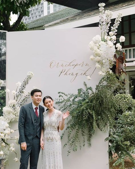 Bangkok Wedding, Photo Booth Backdrop Wedding, Booth Backdrops, Wedding Reception Backdrop, Simple Wedding Decorations, Wedding Backdrop Design, Wedding Backdrop Decorations, Wedding Photo Booth, Wedding Decor Style