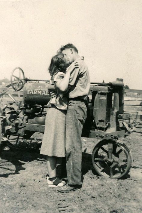 Old Fashioned Love, Spring Portraits, Vintage Kiss, Fotografi Vintage, Vintage Couples, Vintage Romance, Vintage Farm, Jive, Old Love