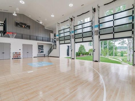 Home Basketball Court, Dream Home Gym, Indoor Basketball Court, Gym Room At Home, Indoor Basketball, House Dream, Dream Life House, Home Gym Design, Dream House Rooms