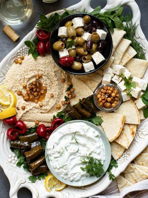 Greek Food Picnic, Mediterranean Finger Food, Hummus Platter Presentation, Greek Charcuterie Board, Platter Vegetarian, Mezze Platter Ideas, Greek Mezze Platter, Greek Platter, Mediterranean Board