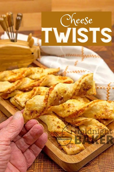 Pie Crust Appetizers, Pie Crust Dinner, Easiest Snacks, Leftover Pie Crust, Pizza Twists, Mini Pie Crust, Pie Crust Uses, Cheese Twists, Leftover Pie