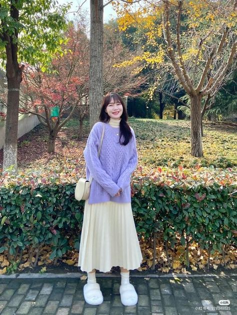 nature aesthetic skirt korean girl Korean Spring Outfits Aesthetic, Long Skirt Ideas, Long Skirt Outfits Korean, Japanese Spring Fashion, Outfit Ideas For Christmas, Aesthetics Outfits, Korean Winter Outfits, Winter Aesthetics, Rok Outfit