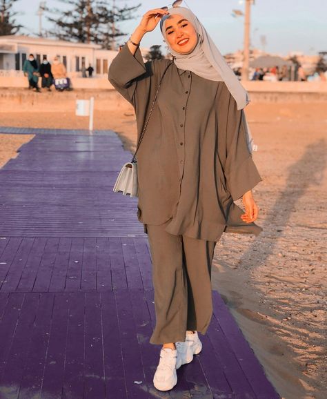 Muslimah Fashion Casual, Outfits Muslim, Simple Dress Casual, Hijab Fashion Summer, Modest Casual Outfits, Mode Turban, Modest Fashion Hijab, Muslim Outfits Casual, Stylish Short Dresses