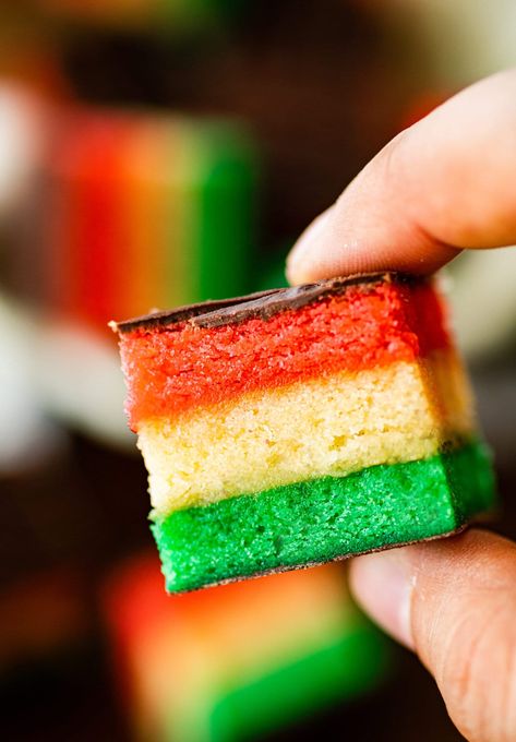 How to Make Classic Italian Rainbow Cookies Recipe - CucinaByElena Seven Layer Cookies, Rainbow Cookies Recipe, Italian Rainbow Cookies, Gluten Free Italian, Italian Cookie Recipes, Bagel Shop, Vegan Italian, Rainbow Cookies, Italian Cookies