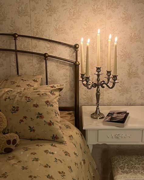 Vintage Room Aesthetic, Dark Academia Room Ideas, Academia Room, Stylish Bedding, Brown Rooms, Vintage Room Decor, Heart To Heart, Floral Duvet Cover, Vintage Bedroom