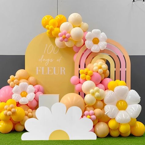 Daisy Balloon Garland, Hippie Birthday Party, Flower Party Decorations, Retro Baby Showers, Baby First Birthday Themes, Flower Birthday Party, Hippie Birthday, Baby Birthday Themes, Sunshine Birthday