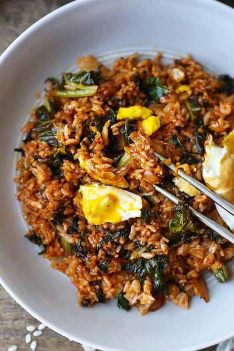 Kimchi Fried Rice - Whip up this quick and easy kimchi fried rice in less than 15 minutes! The addition of kale adds an extra boost of nutrients to this already healthy and scrumptious recipe! stir fry, recipe, Korean food, fried rice, kimchi, meatless | pickeldplum.com Kimchi Bokkeumbap, Koreansk Mat, Cibo Asiatico, Kimchi Fried Rice, Rice Recipes For Dinner, Idee Pasto, Fried Rice Recipe, Stir Fries, Asian Dishes