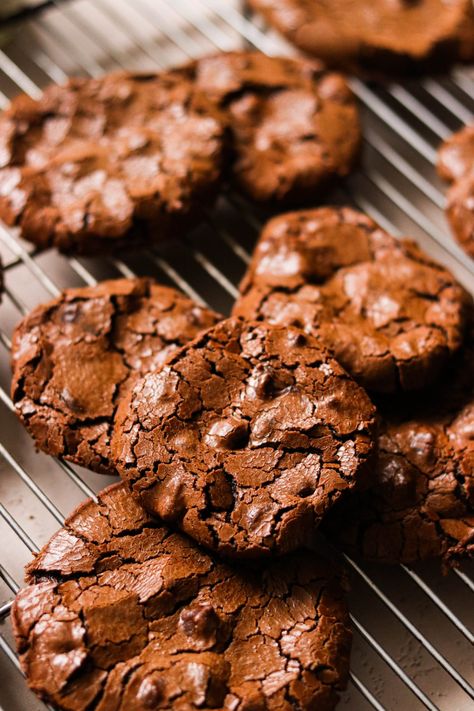 These are the most perfect paleo flourless chocolate cookies that are fudgy on the inside, with a wonderfully crispy top layer. So easy to make with just 5 ingredients, and they remind me of brownies! #paleo #paleodessert #grainfree #grainfreebaking #glutenfree #nutfreedessert #nutfreecookies #chocolatecookies Gluten Free Paleo Cookies, Paleo Christmas Baking, Paleo Cookie Recipes, Paleo Pastries, Paleo Christmas Desserts, Paleo Cookies Easy, Paleo Chocolate Dessert, Paleo Chocolate Cookies, Paleo Cookie