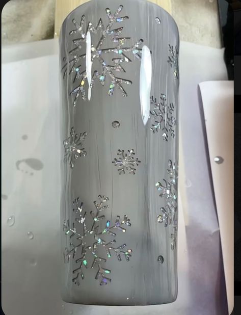 Non Glitter Tumblers, Chunky Glitter Tumbler Ideas, Glitter And Vinyl Tumbler, Winter Tumblers Ideas, Christmas Resin Tumbler Ideas, Christmas Resin Tumbler, White Glitter Tumbler Ideas, Peekaboo Epoxy Tumbler, Vinyl And Glitter Tumblers