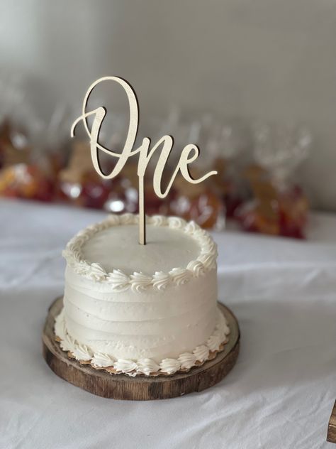 Small White Smash Cake, Plain White Smash Cake, Smash Cake Inspiration, Simple One Year Birthday Cake, Aesthetic Smash Cake, Minimalist Smash Cake, Plain Smash Cake, White And Gold Smash Cake, Simple Smash Cakes