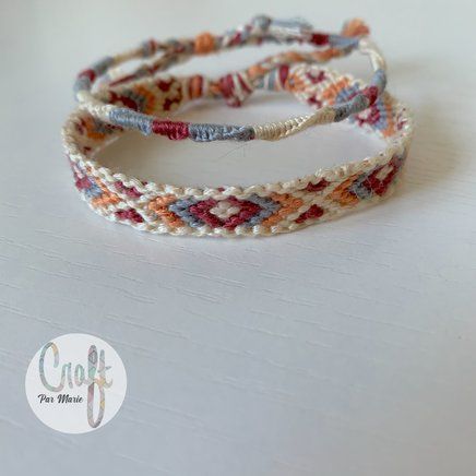 Friendship Bracelets With Charms, Friendship Bracelet Colors, Bracelet Patterns For Beginners, Simple Friendship Bracelets, جوني ديب, Diy Bracelets With String, Diy Friendship Bracelet, Friendship Bracelets Easy, String Bracelet Patterns