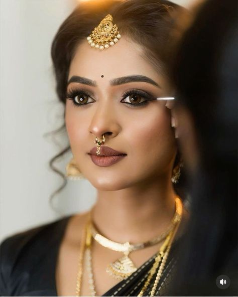 Pre Wedding Makeup Ideas, Hindu Bridal Makeup Kerala, South Indian Bride Makeup, South Indian Makeup Look, Kerala Bridal Makeup, Marriage Hairstyle, South Bride, South Indian Makeup, Simple Bridal Hairstyle