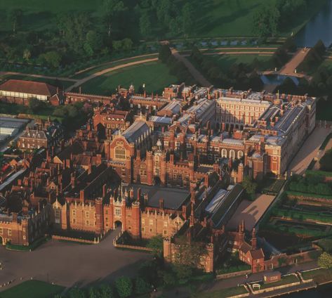 Tudor Court, English Manor Houses, Palace London, Hampton Court Palace, Tudor History, Royal Residence, Royal Court, Castle House, Henry Viii