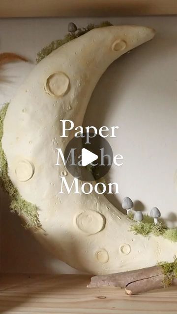 Halloween Moon Decorations, Paper Mache Space, Moon Ornament Diy, Moon Sculpture Clay, Paper Bedroom Craft, Sun And Moon Sculpture, Paper Mache Home Decor Diy, Paper Mache Stars, Diy Paper Mache Projects Ideas