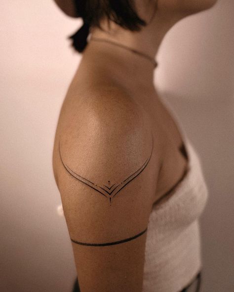 In love with the simplicity of this shoulder adornment. Thank you for coming from Portugal, Destiny. (Line below not by me)… | Instagram Arm Cuff Tattoo, Cuff Tattoo, Tato Minimal, Muster Tattoos, Upper Arm Tattoos, Tasteful Tattoos, Shoulder Tattoos For Women, Classy Tattoos, Arm Tattoos For Women