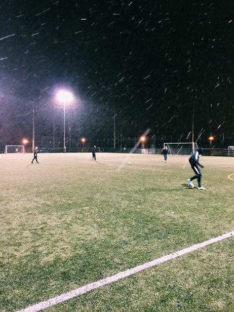 Фут Girls Playing Football, Girl Playing Soccer, Soccer Pics, Football Aesthetic, Night Landscape Photography, Soccer Photography, Soccer Season, Football Photography, Playing Soccer