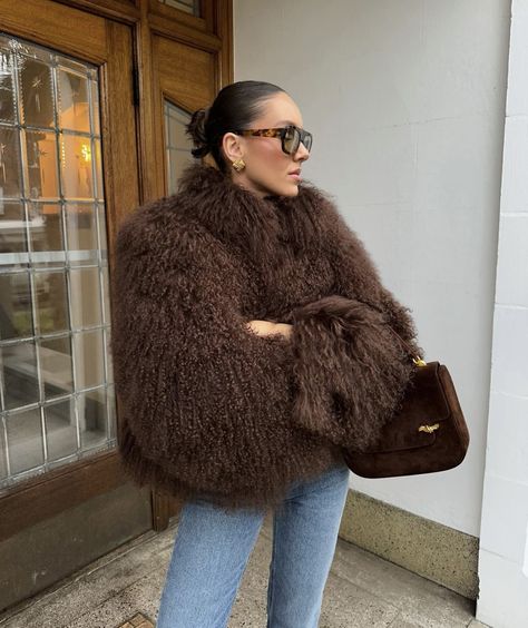 Fur Jacket Outfit, Slavic Girl, Brown Fur Coat, Short Faux Fur Coat, Fur Coat Outfit, Celana Fashion, Casual Outwear, Warm Cardigan, Chique Outfits