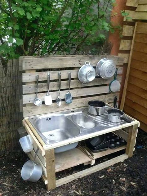 30 Kids Outdoor Mud Kitchen Ideas 49 - Kids Playhouses & Playgrounds - 1001 Gardens Mud Kitchen Diy, Mud Kitchen For Kids, Beautiful Outdoor Furniture, Diy Storage Rack, Backyard Kids Play Area, Kids Mud, Diy Mud Kitchen, Play Kitchens, Kids Outdoor Furniture