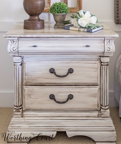 How to paint furniture for a Fixer Upper style, farmhouse, french country or shabby chic look. #farmhouse #diy #howto Camera Shabby Chic, Diy Shabby Chic Furniture, Shabby Chic Furniture Diy, How To Paint Furniture, Farmhouse French Country, Shabby Chic Room, Shabby Chic Dresser, Dekor Diy, Decor Shabby Chic