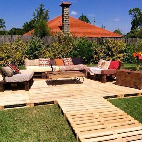 40 Cheap DIY Pallet Deck Ideas To Save Money Diy Pallet Deck, Pallet Patio Decks, Pallet Deck Diy, Ideas To Save Money, Pallet Deck, Building A Floating Deck, Diy Backyard Patio, Wooden Deck, Pallet Patio