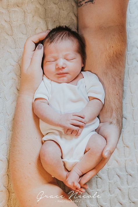 Newborn Photo Shoot Diy, Newborn Photoshoot Diy At Home, New Born Baby Diy Photoshoot, Newborn Photo Shoot Ideas At Home Diy, Newborn Couple Photography, Newborn Photoshoot With Mom, Diy Newborn Shoot At Home, Newborn Simple Photography, Newborn Photo Shoot Ideas With Parents