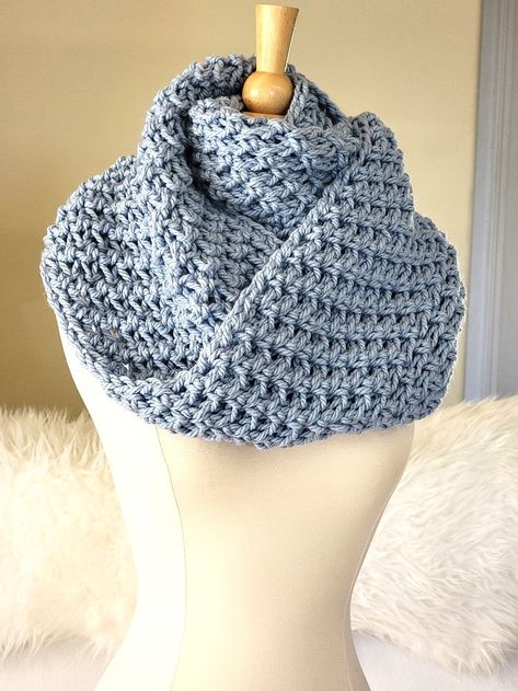 This free chunky crochet cowl free pattern has a lovely knit look. The pattern is easy and the crochet stitch is textured but beginner friendly. The simple cowl crochet project will be great this winter. Crochet Toddler Sweater, Crochet Infinity Scarf Free Pattern, Crocheted Cowl, Crochet Infinity Scarf Pattern, Crochet Snood, Crochet Cowl Free Pattern, Bookmark Crochet, One Skein Crochet, Crochet Cowls