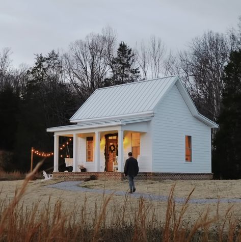 This charming ‘tiny farmhouse’ is under 500 sq. ft and perfect for an older couple Tiny Modern Farmhouse Exterior, Small Home Modern Farmhouse, Country Farmhouse Tiny House, Guest Cottage Ideas, Tiny House Design Outside, Outside Home Design Ideas, Country Style Tiny House, Tiny House With Large Porch, House With Small Windows