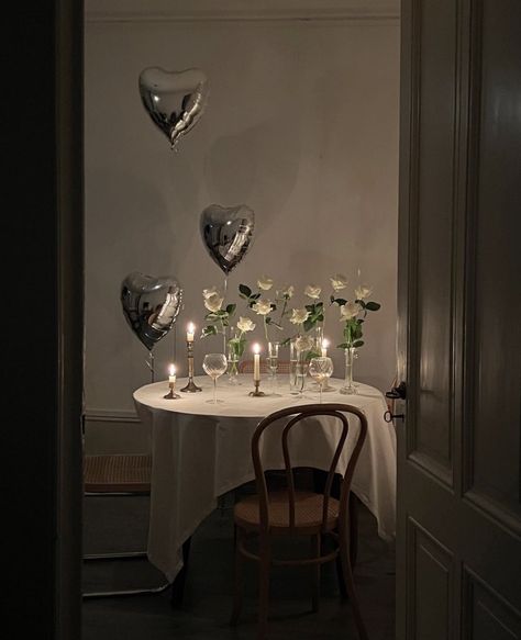 Romantic Birthday Decorations, Dinner At Home Aesthetic, Cozy Birthday Party, Happy Anniversary Decorations, Anniversary Aesthetic, Anniversary Date Ideas, Romantic Dinner Tables, Romantic Dinner Decoration, Mini Vlogs