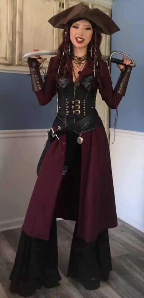 Pirate Queen Costume, Diy Female Pirate Costume, Pirate Queen Outfit, Goth Pirate Outfit, Female Pirate Costume Diy, Pirate Clothes Female, Pirate Cosplay Female, Pirate Captain Outfit, Cosplay Crochet