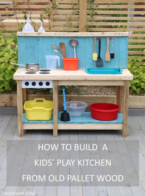 Outdoor Play Kitchen, Mud Kitchen For Kids, Pallet Kids, Play Outdoor, Pallet Kitchen, Toddler Outdoor, Kids Mud, Diy Mud Kitchen, Play Kitchens