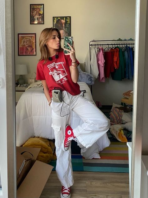 Converse College Outfit, Aesthetic Red And White Outfit, White Cargo Pants Outfit Aesthetic, Cute Outfits With Red Converse, Red Jeans Outfits, Cargo Pants And Tshirt Outfit, Red Outfits School, Red Converse Aesthetic Outfit, Red Tshirt Outfit Casual