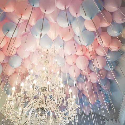 You & Your Wedding on Instagram: “How about a balloon ceiling? #repost @bubblegumballoons” Bubblegum Party, Balloon Ceiling, Bubblegum Balloons, Balloon Installation, Pastel Balloons, Gender Reveal Party Decorations, Party Inspo, Glitter Art, Party Pants