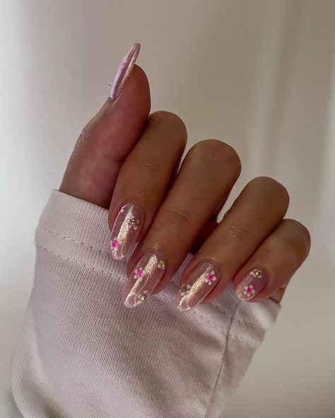 🌸chrome cherry blossoms🌸 Another design by @nailsbyzola this time for @haileybieber . I couldn’t wait to recreate her delicate cherry blossoms over a light pink chrome base 🙂‍↕️ Products: Pink Paradise by @leminimacaron French Alps by @gelcare.official White chrome by @sooolovely_official b426 by @beetlesgelpolish #cherryblossomnails #haileybieberstyle #haileybiebernails #gemnails #chromenails #weddingnails #pinknails Sakura nails pink chrome glitter Hailey Bieber flower gems Nails Acrylic Hailey Bieber Pink, Hayley Bieber Nails Pink Chrome, Chrom Pink French Tip, Hailey Bieber Nails Pearl Pink, Pink Gem Nails, Light Pink Chrome, Sakura Nails, Nails Pink Chrome, Pink Chrome Butterfly Nails