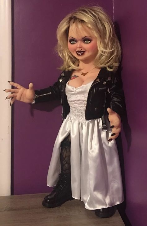 I need to know who made this replica?!? I have wanted an exact replica since i was 9 🖤🖤🖤 Tiffany Bride Of Chucky Costume Makeup Tutorials, Dark Costumes For Women, Tiffany Valentine Doll, Bride Of Chucky Halloween, Chucky Outfit, Chucky And Tiffany Costume, Chucky Halloween Costume, Tiffany Bride Of Chucky, Tiffany Costume