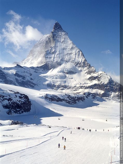 Matterhorn Zermatt Switzerland the skiing area around the matterhorn is amazing Ski Switzerland, Zermatt Ski, Skiing Aesthetic, Ski Culture, Ski Aesthetic, Zermatt Switzerland, Best Ski Resorts, Snow Trip, Switzerland Travel