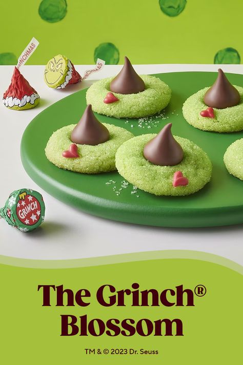 the grinch blossom Grinch Hershey Kiss Cookies, Healthy Grinch Snacks For Kids, Grinch Mint Cookies, Grinch Kiss Blossoms, Grinch Peanut Butter Blossoms, Grinch Kiss Cookies, Grinchmas Friendsmas, Grinch Christmas Dinner Ideas, Christmas Cookies Recipes Decorated