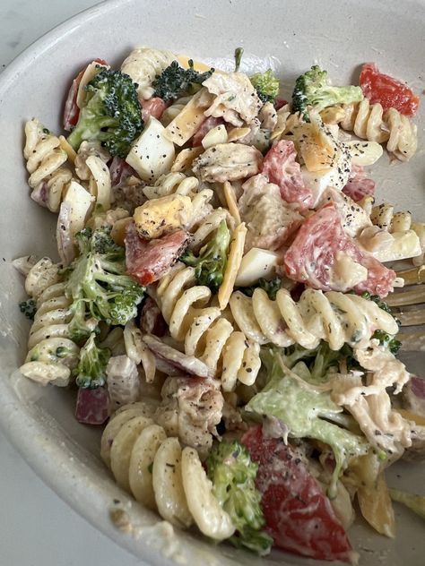 One of my favorite things to do when cooking is to put a twist on classic recipes that I love, and I love the addition of pasta to a Cobb Salad! It gives it that boost I need to really make sure I'm getting all my veggies and staying full! Broccoli Pasta Salad, Broccoli Pasta Salads, Juicy Grilled Chicken, Greek Yogurt Dressing, Katie Austin, Healthy Lunch Snacks, Cold Pasta Salad, Yogurt Dressing, Classic Recipes