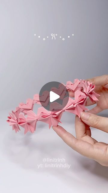 Cute Gift Ideas Origami, Aesthetic Heart Design, Cute Origami Gift Ideas, Origami Art Tutorial, How To Make A Bow With Paper, Aesthetic Craft Ideas With Paper, Origami Ideas Easy, Bow From Paper, Origami Art Easy