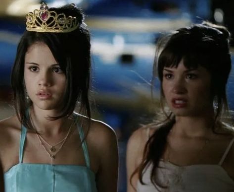 What Is Nostalgia, 2000s Pop Culture, Princess Protection Program, Disney Channel Movies, Old Disney Channel, Selena Gomez Cute, Disney Channel Original, Early 2000s Fashion, Disney Channel Stars